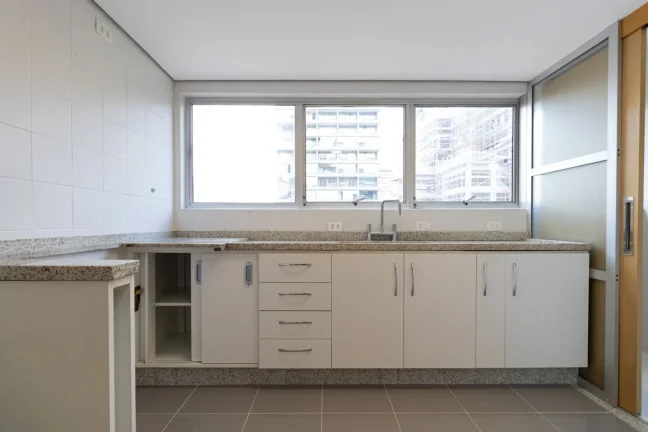 Imagem OPORTUNIDADE IMPERDÍVEL ! Apartamento 125M² Reformado, 3Q, 1 Suíte, 2 Banheiros, 2 Vagas.