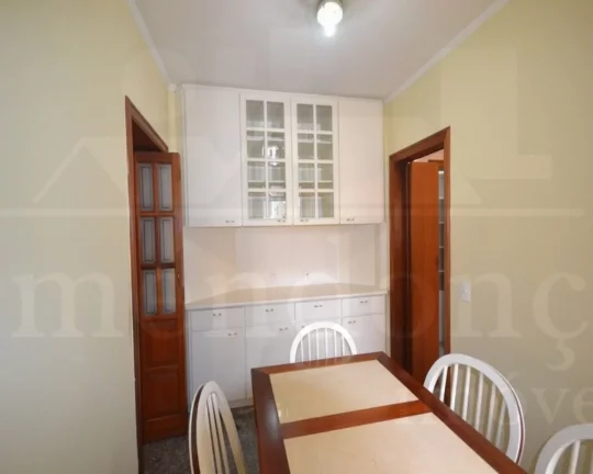 Imagem Apartamento com piso de madeira e armários! Amplo living para 2 ambientes, terraço, lavabo, 4 dorm...