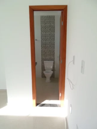 Imagem Casa Linear composta por: 2 quartos, sendo 01 suite, Sala de estar e jantar, Banheiro Social, Cozinha Americana, área de serviço, vaga de garagem; ár