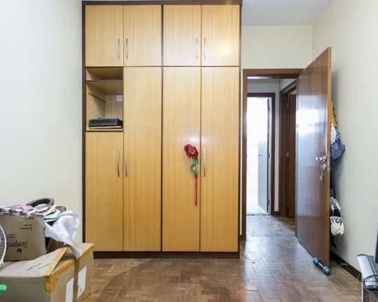 Imagem Apartamento amplo com piso de tacos, living para 02 ambientes, lavabo, 04 dormitórios sendo 01 suí...