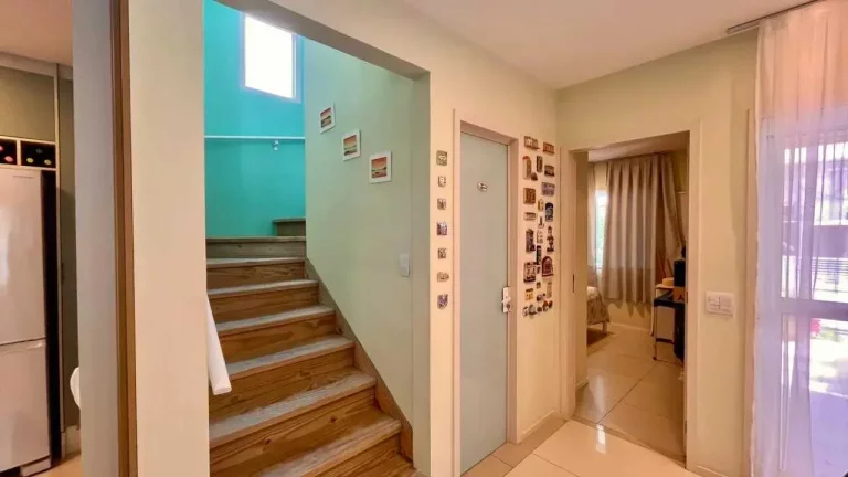 Imagem Casa com 3 dormitórios sendo 2 suítes e 1 vaga, a 150m do mar em Bombinhas/SC