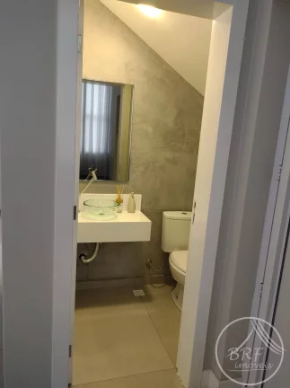Imagem Vendo casa semi nova em Estreito Florianópolis SC, três suítes, lavabo.