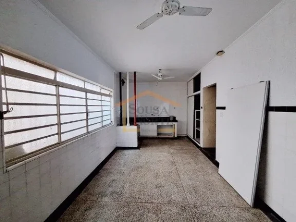 Imagem Casa térrea, 131m², 3 dormitórios, sala de TV, banheiro, lavanderia, armários nos dormitórios e...