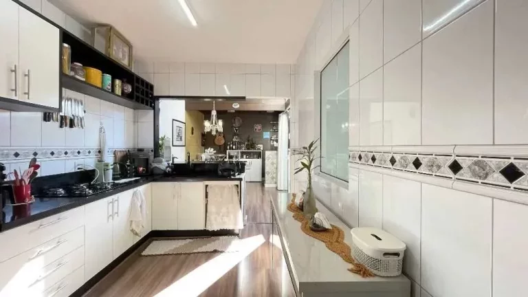 Imagem Sobrado com 2 dormitórios e 1 vaga de garagem com terraço e churrasqueira em Balneário Camboriú
