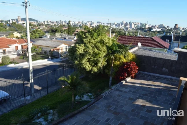 Imagem Sobrado com 04 dormitórios sendo 01 suite com closed e hidromassagem.