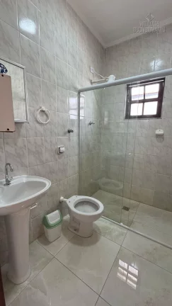 Imagem Casa Geminada com Suíte, Churrasqueira e 2 Vagas – Maracanã PG