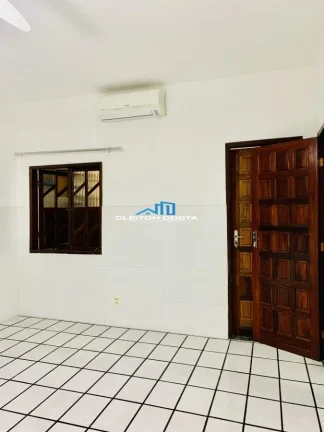 Imagem Casa para Locação em Feira de Santana, Capuchinhos, 3 dormitórios, 2 suítes, 2 banheiros, 3 vagas