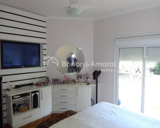 Imagem Lindo sobrado com 394 m² de área construída. A residência possui uma sala ampla para três ambie...