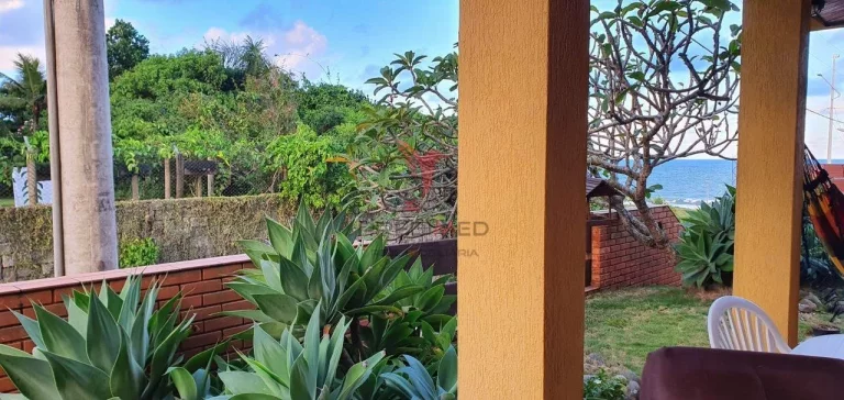 Imagem Casa na Praia com 5 Vagas de Garagem, frente mar , em Balneário Piçarras, Santa Catarina