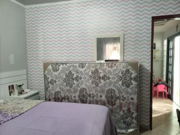 Imagem CASA TÉRREA, COM TRÊS DORMITÓRIOS SENDO UM COM SUITE MASTER E DUAS VAGAS COBERTA DE GARAGEM COBERTA.