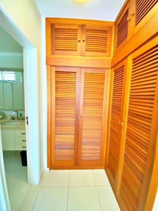 Imagem AMPLO APARTAMENTO COM 3 SUÍTES, MAIS O 4º DORMITÓRIO OPCIONAL, 2 VAGAS, VARANDA ESTENDIDA, NA REGIÃO NOBRE DA PITANGUEIRAS NO GUARUJÁ.