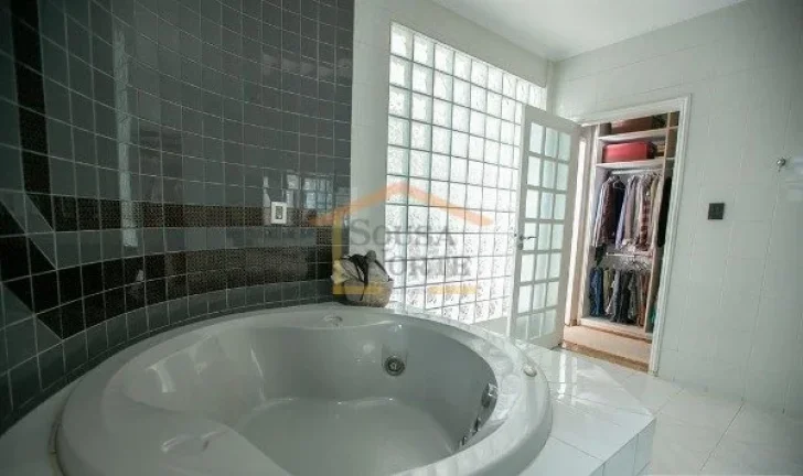 Imagem Casa em rua calma, com ampla vista e muita iluminação natural, 4 dormitórios, sendo 2 suítes com...