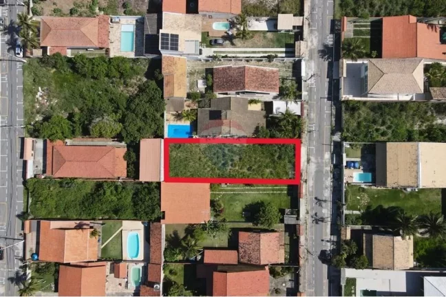 Imagem Terreno plano e murado perto da praia.