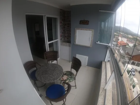 Imagem Adriano Carpes vende apartamento, com 02 quartos, sendo 01 suíte, mobiliado em excelente localização na praia de Gravatá na cidade Navegantes, Santa Catarina próximo ao parque Beto Carrero.