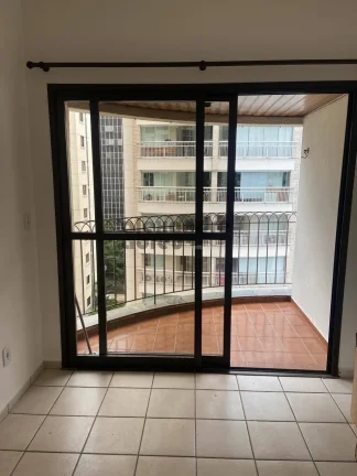 Imagem Apartamento em andar alto com piso em cerâmica branca, varanda na sala de estar e no dormitório, b...