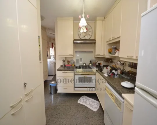 Imagem Excelente apartamento, living para 3 ambientes, com lareira, piso em tabuas largas, ampla varanda, 3...