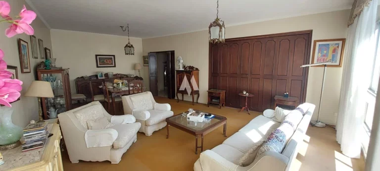 Imagem Apartamento com 228m², quadra da praia do Gonzaga, 3 dormitórios, dependência completa, 1 vaga!