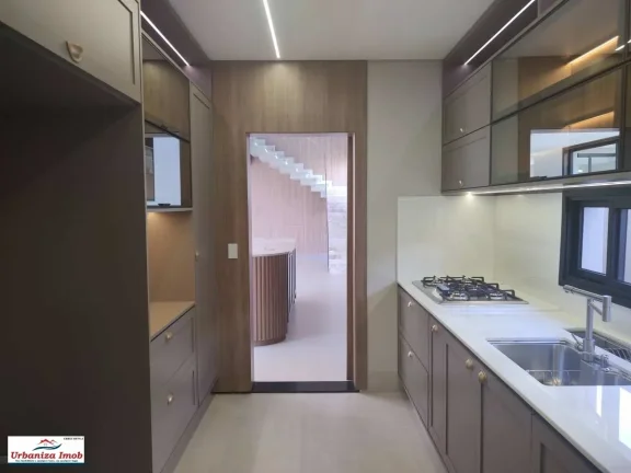 Imagem Belíssimo Sobrado em Condomínio à venda, Alphaville 3, com 3 Suítes, 270m2 de Área