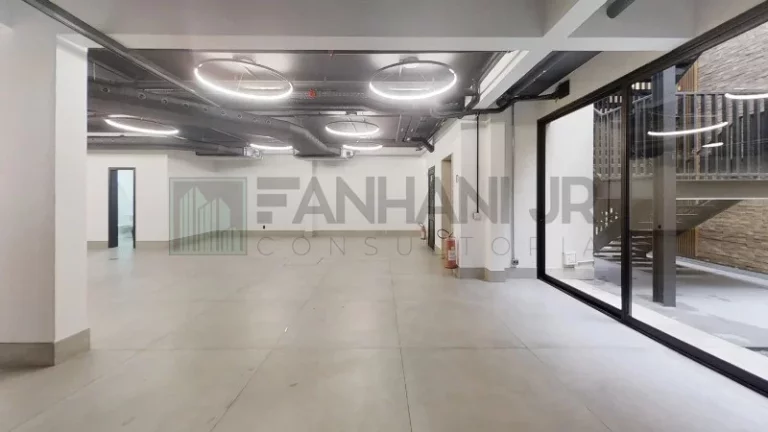Imagem Casa Comercial para Locação em São Paulo-SP, Jardim Europa: 8 Salas, 8 Banheiros, 15 Vagas, 900m² de Área!
