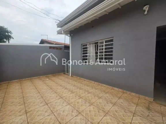 Imagem Linda casa totalmente reformada, localizada na parte alta do bairro, em região tranquila e de excel...