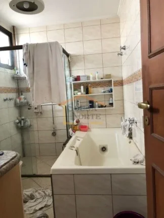 Imagem Apartamento com 5 dormitórios, sendo 3 suítes, 3 banheiros e 1 lavabo. Conta com armários na cozi...