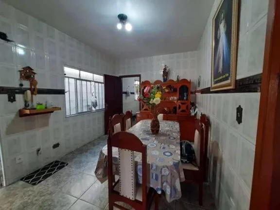Imagem Charmosa casa de dois andares com câmera de segurança e seis dormitórios em bairro tranquilo de Barbacena/MG