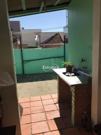 Casa de 3 dormitórios próxima ao Clube Dores