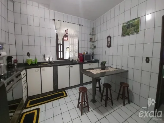 Imagem Manoel Plaza, casa com 3 quartos com 1 suite, sala e cozinha ampla, banheiro social, varandão, 3 vagas de garagem, terreno de 300 m²