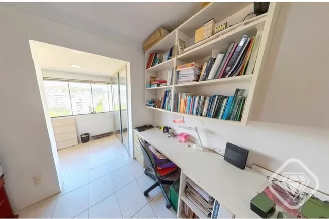 Imagem Apartamento espaçoso e bem localizado na Armando Barbedo para viver com conforto na Tristeza.

Trê...