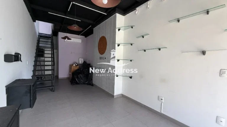 Imagem Para quem busca uma loja ja com mezanino , com aproximadamente 50 m2 , prontinha para usar . Em uma região que esta em grande crescimento . Uma opor
