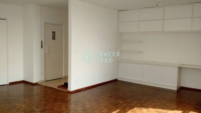 Imagem Ótimo apartamento com 144m², na Rua Urimonduba, Itaim Bibi. Living amplo com grandes janelas propo...