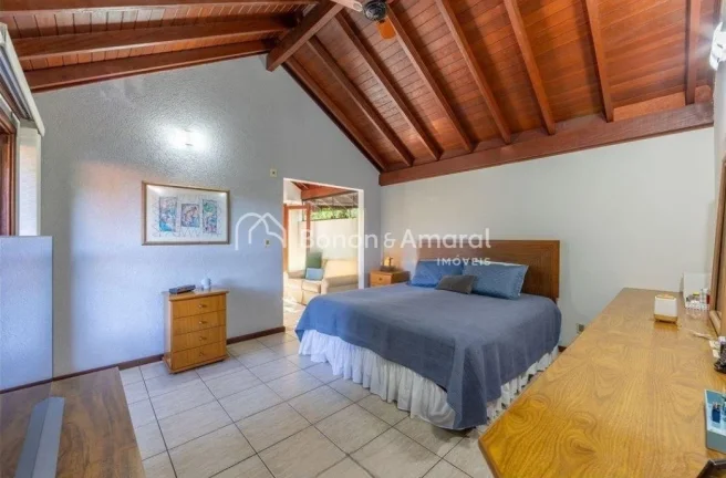 Imagem Esta charmosa residência, situada em um condomínio fechado em Valinhos/SP, oferece 1.000 m² de te...