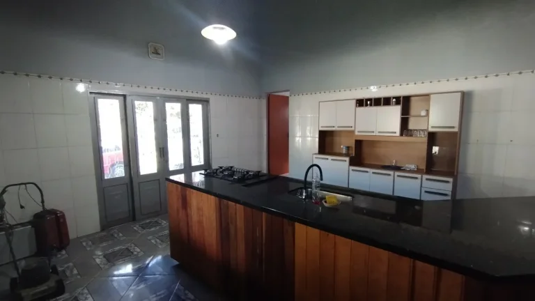 Imagem Linda casa com 03 suítes em terreno que dispõe de 2.131m² Condomínio Residencial Village da Serra!