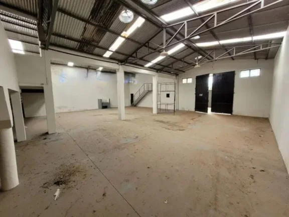 Imagem Barracão comercial à venda em Araçoiaba da Serra-SP, bairro X: 3 salas, 2 banheiros, 4 vagas de garagem, 555m².