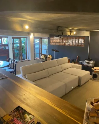 Imagem Essa casa incrível, tem uma identidade única, extremamente elegante, com muita luz e ventilação ...