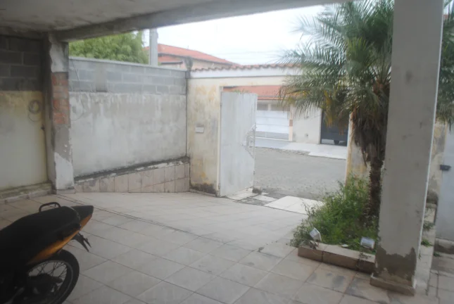 CASA À VENDA EM CONDOMÍNIO FECHADO