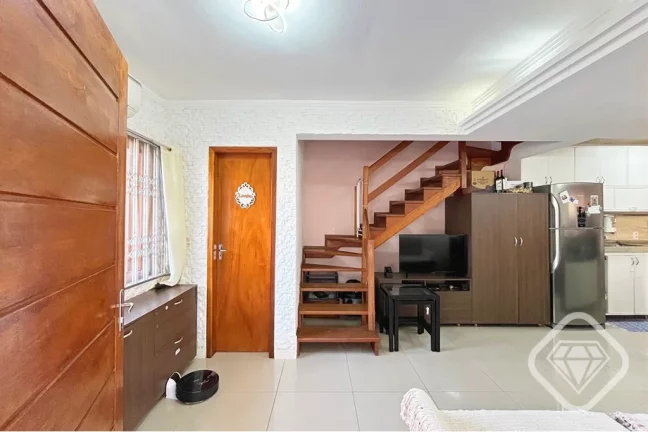Imagem Casa com 3 dormitórios, suíte, sótão e áreas de convivência integradas no Bairro Tristeza

Um ...
