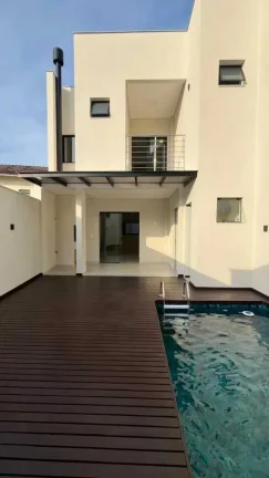 Imagem Casa Alto Padrão com 3 dormitórios sendo 1 suíte master e 2 vagas no América em Joinville/SC