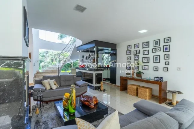 Imagem Aproveite a oportunidade de viver em uma casa encantadora, projetada por um arquiteto de renome, Aqu...