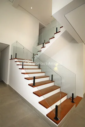 Imagem Linda casa, com arquitetura moderna e acabamento de alta qualidade em todos os ambientes. A residên...