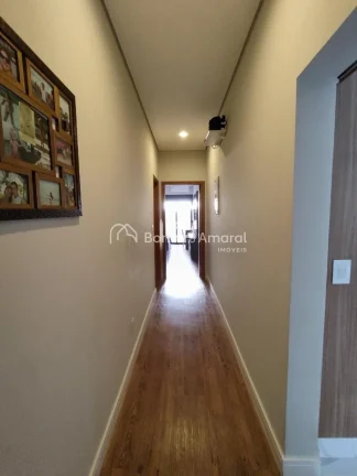 Imagem Com 253 m² bem distribuídos, esta casa no Condomínio Madre Maria Villac oferece conforto, moderni...