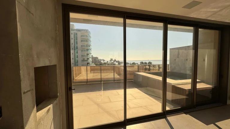 Imagem Cobertura triplex com 4 suítes e 4 vagas de garagem na Praia Brava, Itajaí/SC