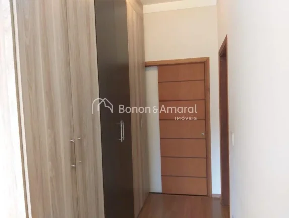 Imagem Esta casa oferece um excelente espaço, com quatro suítes, incluindo uma máster com closet e banhe...