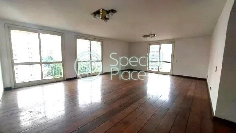 Apartamento amplo e iluminado no Jardim América. São 241m² de área privativa com 3 dormitórios ...