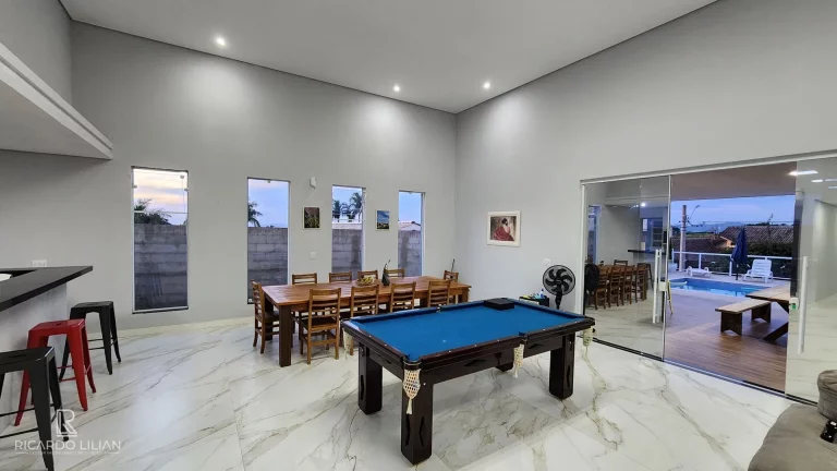 Imagem Casa de alto padrão com 4 suítes em conjunto residencial com controle de acesso