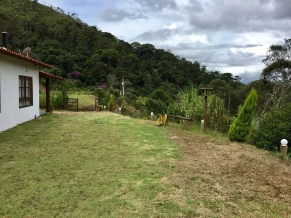 Imagem Sitio com ampla casa térrea com varanda ampla lateral.