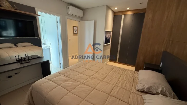 Imagem Seu 3 Quartos MOBILIADO, sendo 01 suíte no Centro de Navegantes perto da Praia e de tudo. Adriano Carpes Imóveis vende.