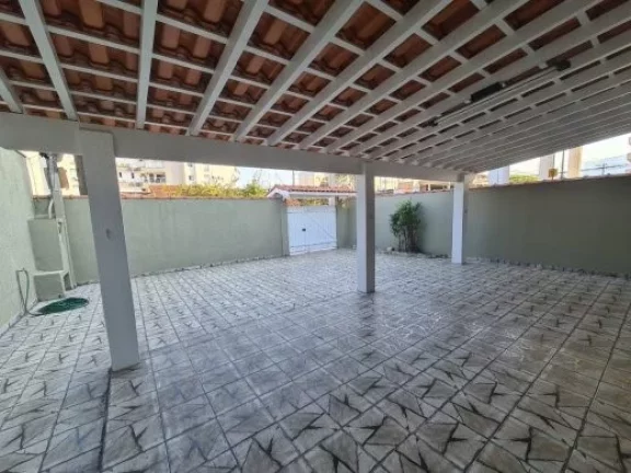 Imagem Casa à venda no Centro de Ubatuba-SP: 4 quartos, 2 suítes, 1 sala, 3 banheiros, 3 vagas de garagem - 210m² de área.