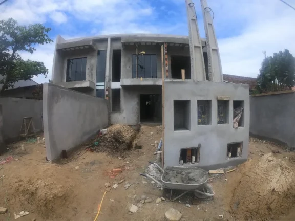 Imagem Sobrado à venda no bairro Gravatá na cidade de Navegantes - Apenas 250m do mar com Adriano carpes Imóveis.