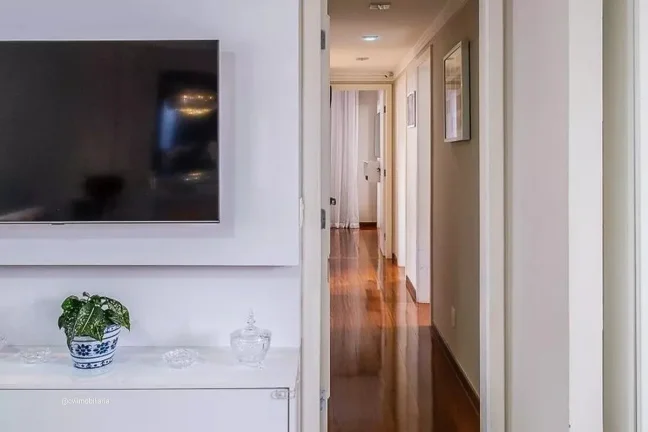 Imagem Este apartamento espaçoso oferece 135 metros quadrados de área, com 4 quartos bem distribuídos e ...